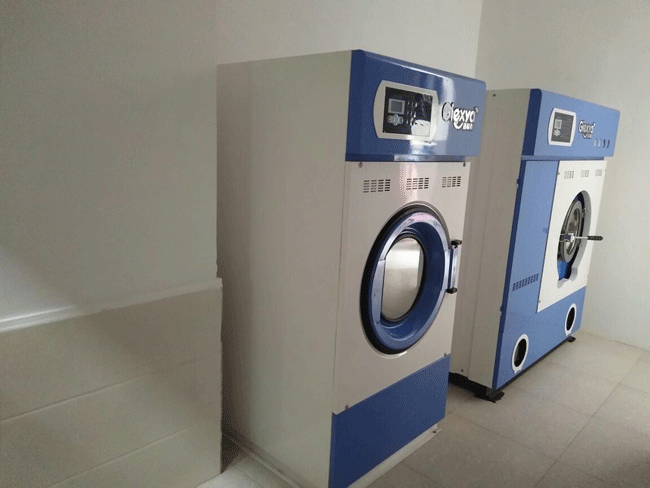 蔣女士潔希亞干洗店店內(nèi)的<a href='http://www.linboer.cn/shebei/'>干洗設(shè)備</a>