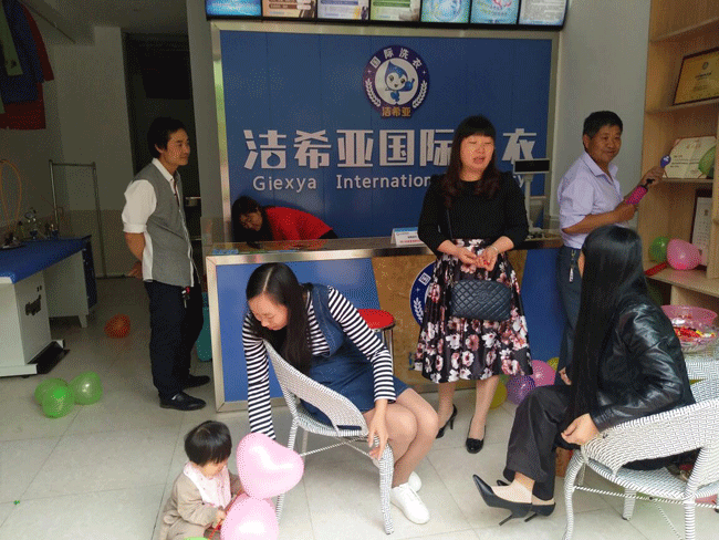 蔣女士親朋好友，以及客戶